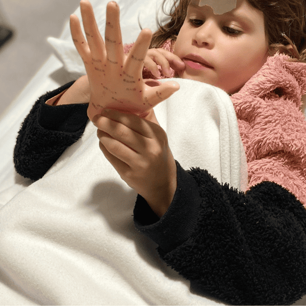 Niña reciciendo una sesión de Biomagnetismo.